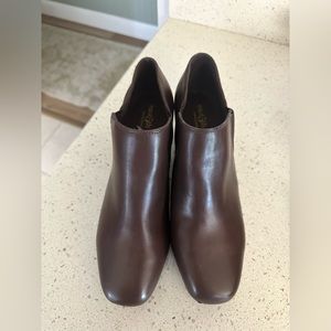 Woman’s ankle boots with small heel size 9.5